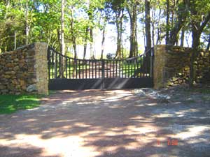 The gated entrance to El Bosque.